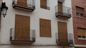 Detalle de Casa en Caspe con garaje para tres vehiculos. con garaje