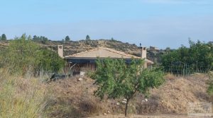 Foto de Finca de regadío en Caseras con casa y masía tradicional. con jardines