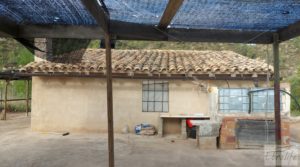 Foto de Finca de regadío en Caseras con casa y masía tradicional. en venta con jardines