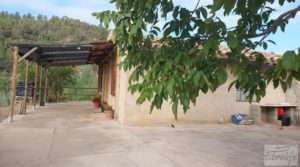 Detalle de Finca de regadío en Caseras con casa y masía tradicional. con jardines por 190.000€