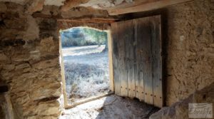 Detalle de Finca en Mazaleón de olivos y almendros con casa de piedra. con cisterna subterránea