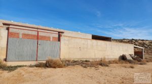 Propiedad en Caspe junto al embalse del Civán. en oferta con corral