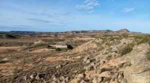 Propiedad en Caspe junto al embalse del Civán. en oferta con almacenes