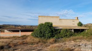 Detalle de Propiedad en Caspe junto al embalse del Civán. con pajares