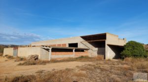 Detalle de Propiedad en Caspe junto al embalse del Civán. con almacenes